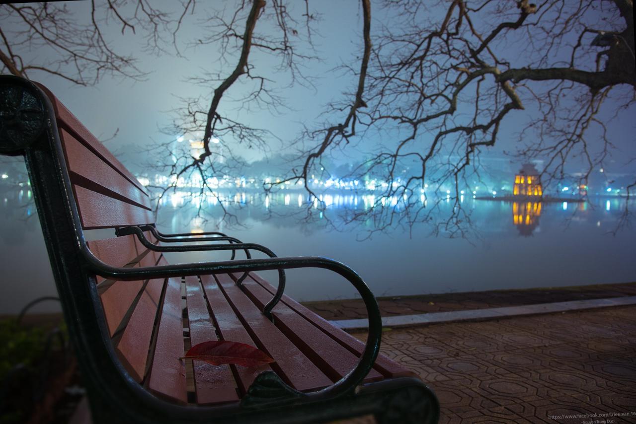 Hình ảnh Hồ Gươm mặt nước sương mờ băng ghế đỏ