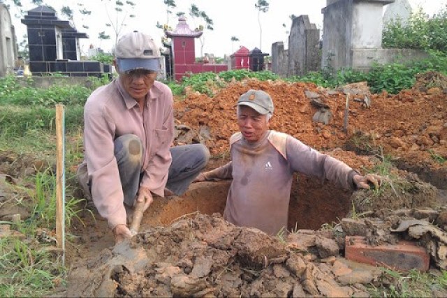 Nằm mơ thấy nhặt mộ có ý nghĩa gì? Có bao nhiêu ngôi mộ? Xổ số gì?