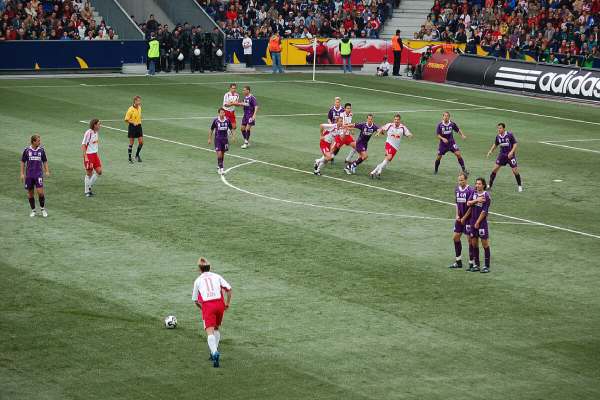 Đá phạt gián tiếp là gì? Cách thực hiện và phòng ngự