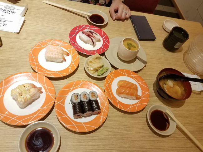 Khám phá 6 quán sushi băng chuyền ngon ở Hà Nội